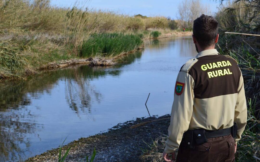 La guarderia rural del Consorci riu Millars continua amb la campanya d’informació sobre la restricció de pescar al Paisatge Protegit de la Desembocadura