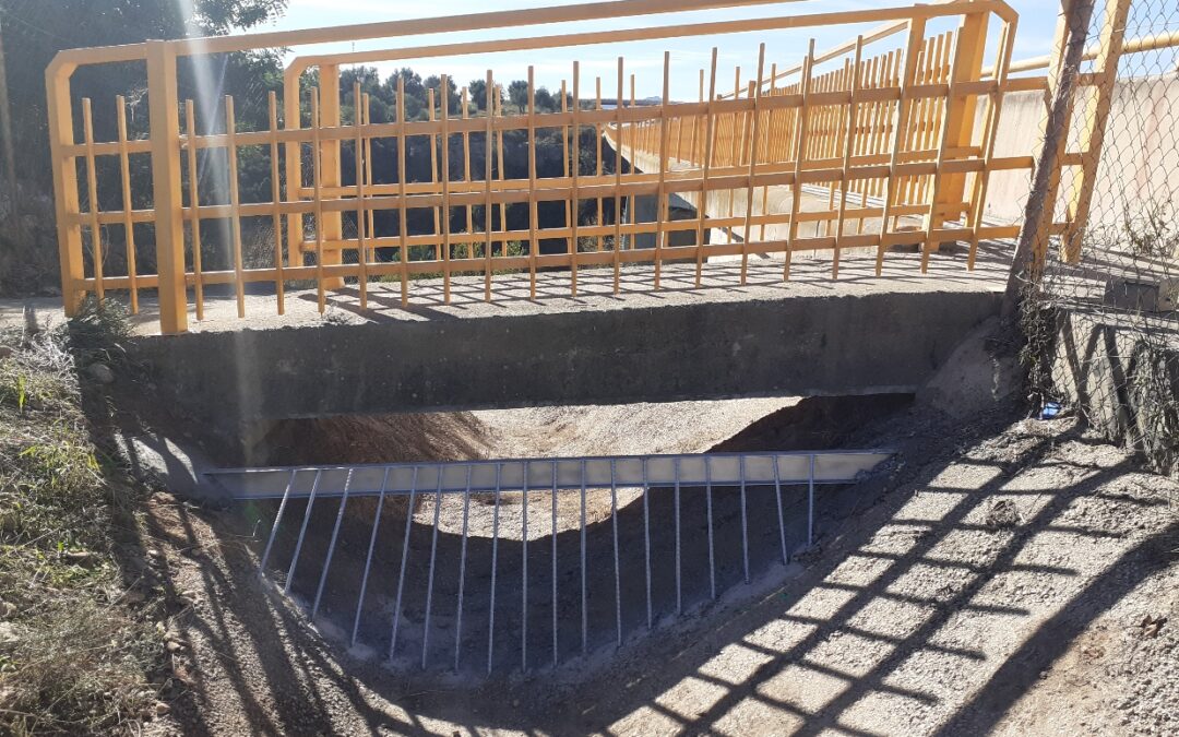Una reixa instal·lada a la cuneta del pont de la CV-10 evitarà que els residus sòlids arriben al Paisatge Protegit de la Desembocadura del Millars 